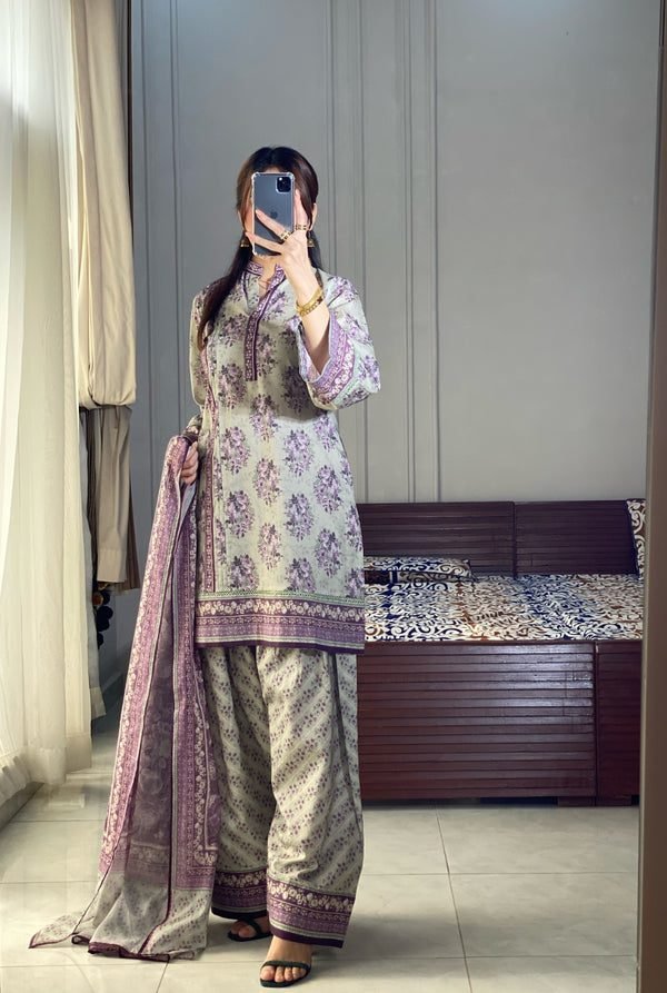 Bin Saeed Light Grey 3-piece lawn suit with purple floral and geometric print.